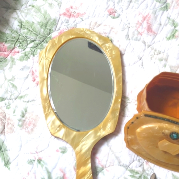 Vintage 1920's 4 piece Lucite Vanity Dresser Set - Picture 3 of 12